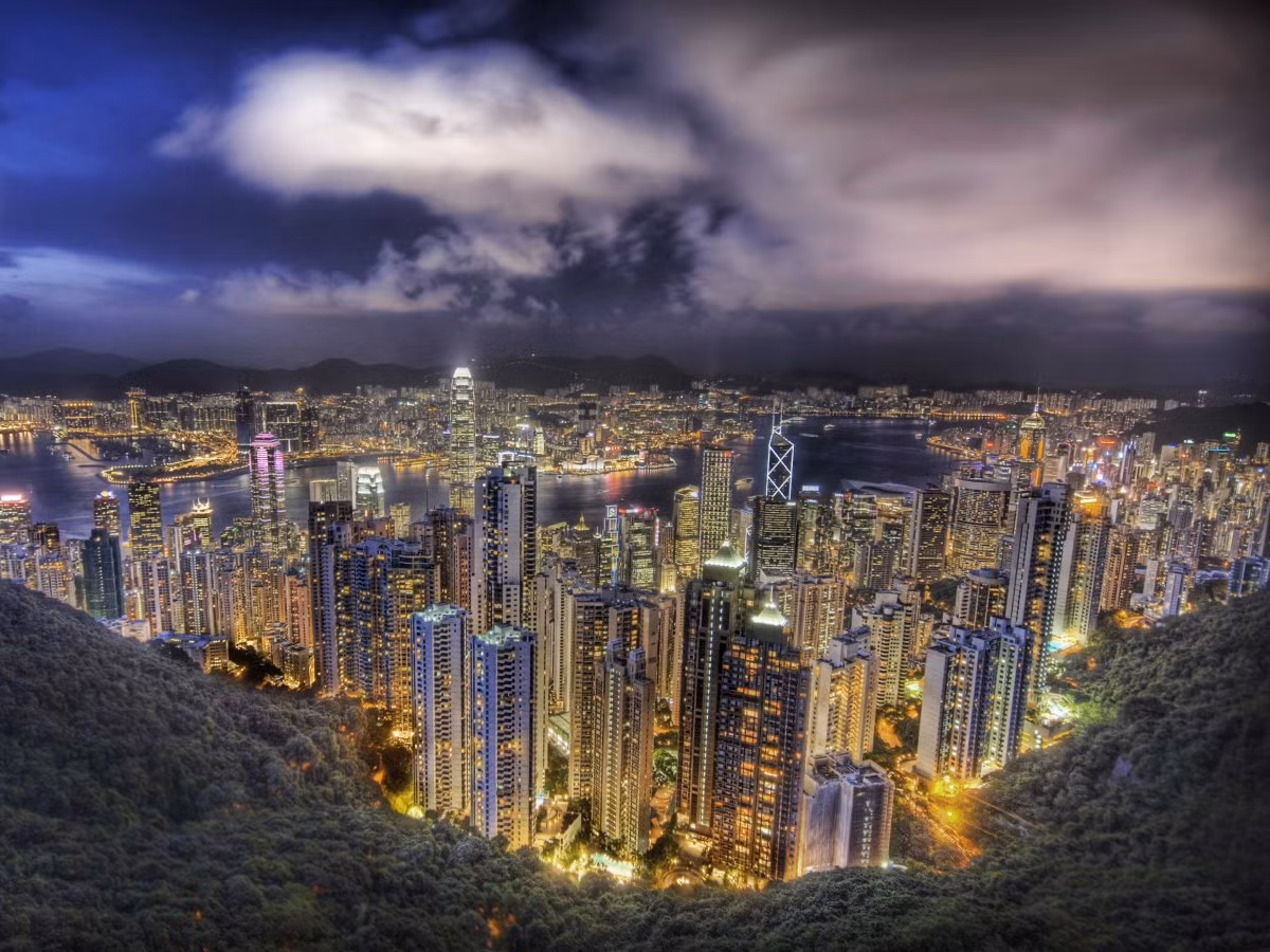 2. Hong Kong: Giống với nhiều lãnh thổ khác trong danh sách này, Hong Kong là một đặc khu hành chính của Trung Quốc, nhưng có quy định và chính sách thuế của riêng mình. Hong Kong được xếp hạng quốc gia tốt nhất trên thế giới để xin giấy phép trong lĩnh vực xây dựng.