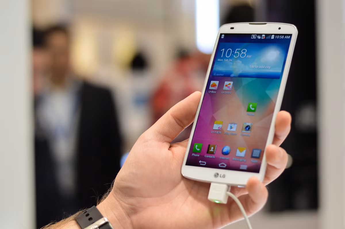LG G Pro 2, RAM 3GB: LG G Pro 2 được trang bị RAM 3 GB, cùng tính năng Dual Window tương tự như của Samsung.