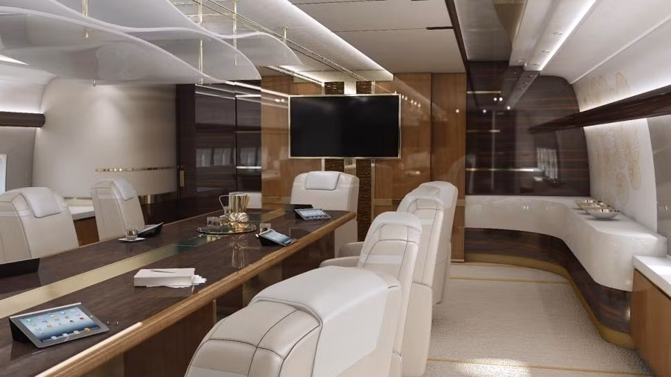 Không gian cabin máy bay Boeing 747-8 VIP rộng khoảng 444 m2, gồm 1 phòng ăn phục vụ được 14 người, 1 phòng họp, 1 phòng ngủ sang trọng và 1 văn phòng.