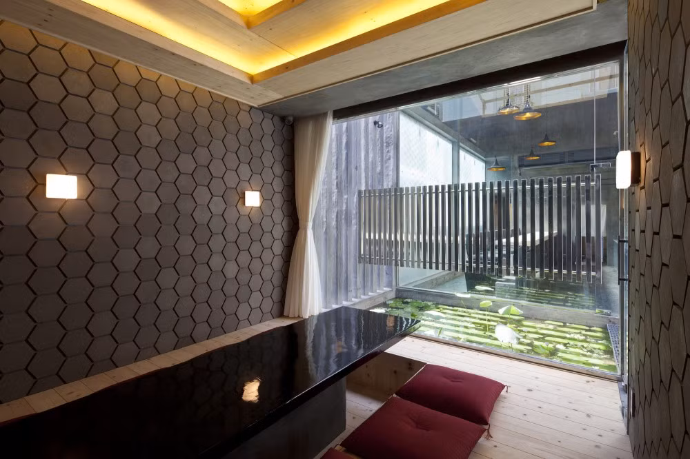  Nhà hàng sushi gây ấn tượng trên báo Mỹ nằm tại Quận 1, TP HCM với diện tích 79m2 được hoàn thành năm 2014, do kiến trúc sư Joe Chikamori của công ty kiến trúc 07Beach thiết kế.