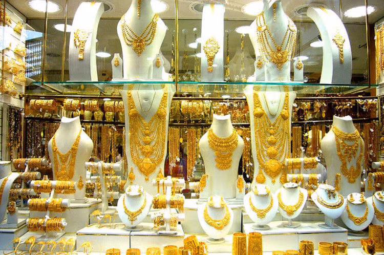 Sự đa dạng về mẫu mã và quy mô rộng lớn của khu chợ này sẽ giúp khách hàng có nhiều lựa chọn mua vàng.