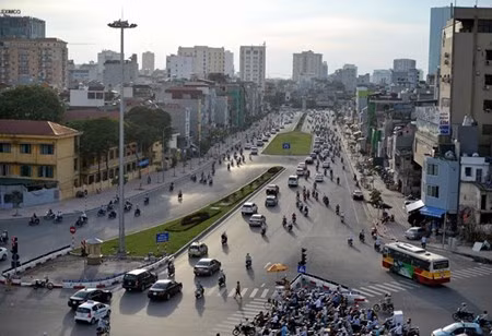 Hà Nội có con đường đắt nhất hành tinh: Đường Ô Chợ Dừa - Hoàng Cầu (2014) đã xác lập kỷ lục “con đường đắt nhất hành tinh”. Đoạn đường Ô Chợ Dừa - Hoàng Cầu sau 5 năm khởi công xây dựng. Tuyến đường này chỉ dài hơn 500 mét, nhưng tổng mức đầu tư lên đến hơn 700 tỷ đồng. Trung bình, mỗi mét chiều dài tuyến đường tốn hơn 1 tỷ đồng.
