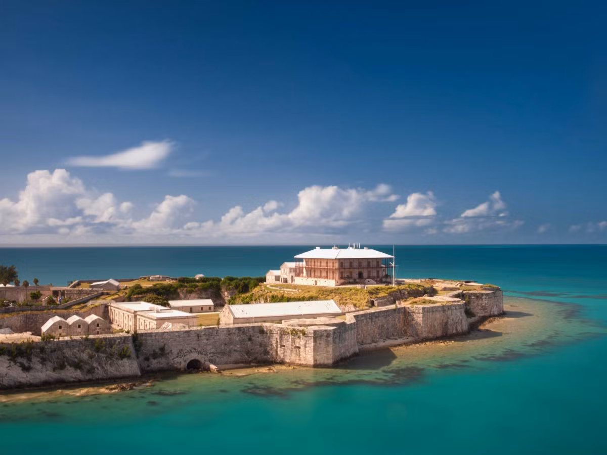 Bloomberg thường xuyên lái trực thăng riêng đến đảo Bermuda (một lãnh thổ hải ngoại của Anh nằm trong Bắc Đại Tây Dương), nơi ông sở hữu một biệt thự nghỉ dưỡng ngay trên mặt nước.