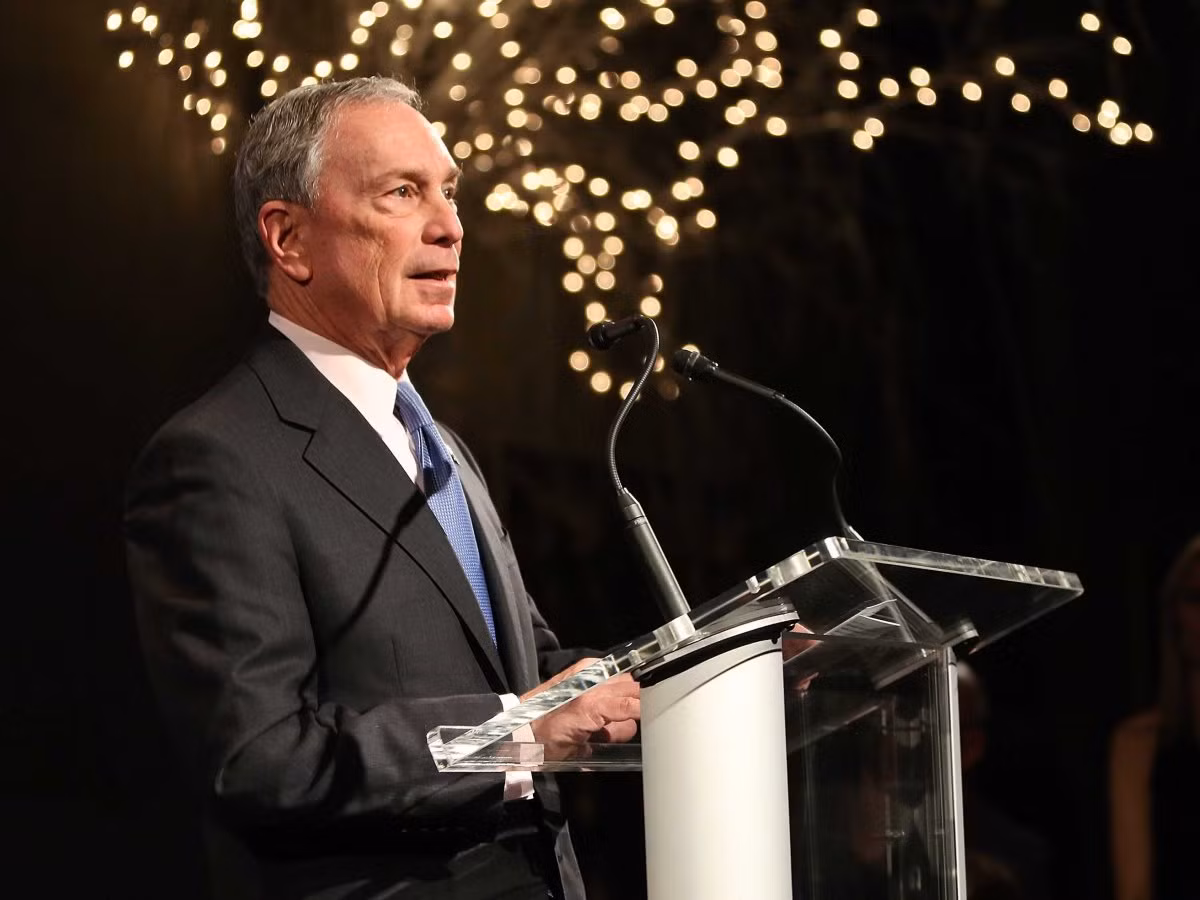 Bloomberg cũng là một nhà từ thiện nổi tiếng và ông đã quyên góp hơn 2,5 tỷ USD cho các hoạt động từ thiện khác nhau thông qua tổ chức từ thiện của ông, Bloomberg Philanthropies.