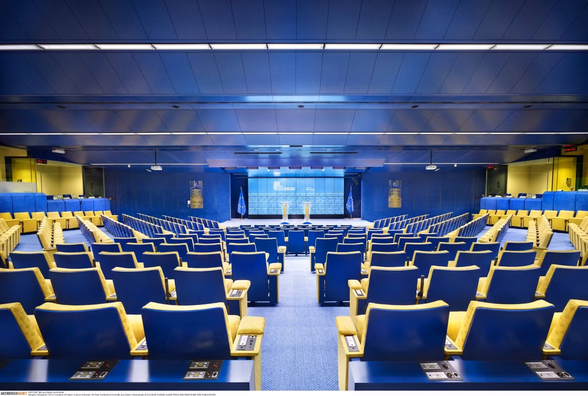 Phòng họp báo cho Hội đồng châu Âu tại Brussels, Bỉ. Nội thất và bàn ghế trong phòng họp hiện đại này có hai màu chủ đạo là vàng – xanh.