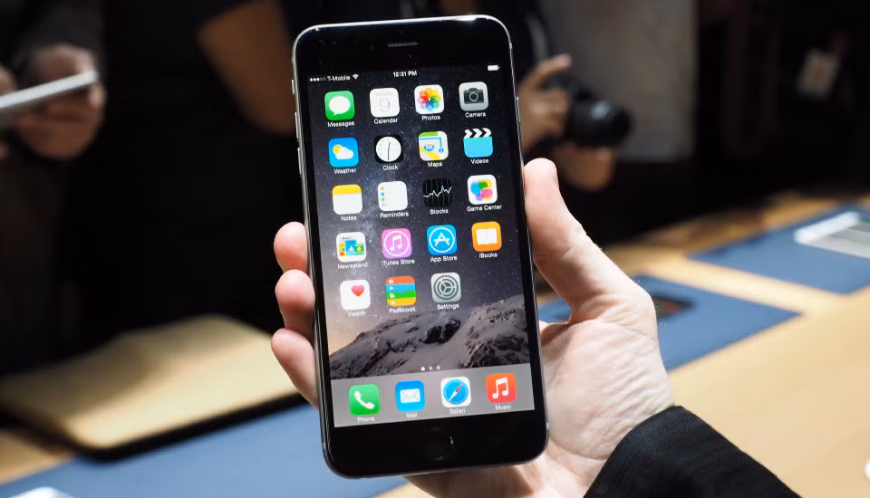 Apple iPhone 6 Plus: Sản phẩm này có dung lượng pin lên tới 2915mAh cho thời gian sử dụng kéo dài 10 giờ.