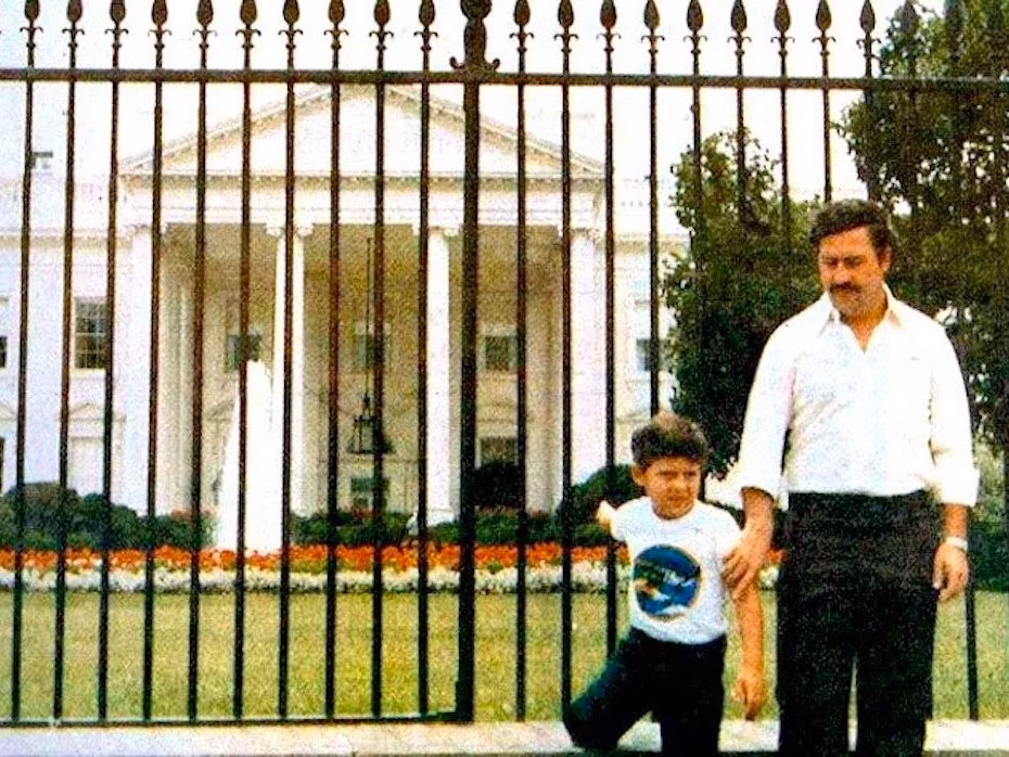 4. Trùm ma túy khét tiếng Colombia nhập lậu 15 tấn cocaine vào Mỹ mỗi ngày. Ảnh: Escobar với con trai của mình, Juan Pablo, ở phía trước của Nhà Trắng vào năm 1981.