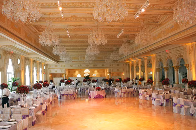Khu bất động sản này rộng tới 68.000 m2, có 58 phòng ngủ, 33 phòng tắm và có cả một tháp cao 22m có thể nhìn thấy từ rất xa.