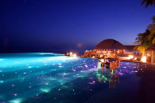 Bể bơi của khách sạn Huvafen Fushi nằm ở Maldives, một quốc đảo ở Ấn Độ Dương.
