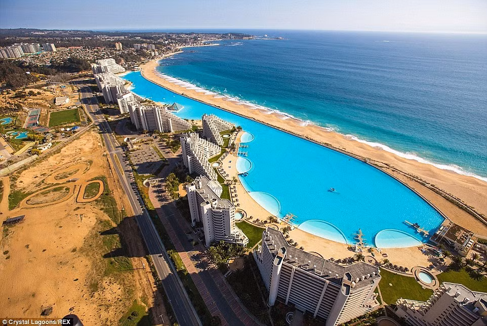 Bể bơi lớn nhất thế giới của khu nghỉ dưỡng San Alfonso Del Mar, Chile: Khu nghỉ dưỡng San Alfonso giữ kỷ lục Guinness với bể bơi nước kết tinh lớn nhất thế giới, có chiều dài hơn 1 km, diện tích 8 hecta và chứa tới 250 triệu lít nước.