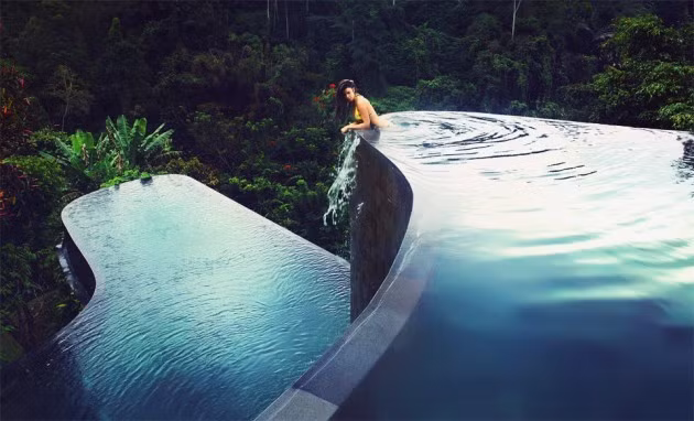 Hồ bơi của khách sạn Ubud ở Bali, Indonesia, được thiết kế 2 tầng được xây dựng trong rừng mưa nhiệt đới. Đây được đánh giá là một trong những hồ bơi khách sạn ấn tượng nhất thế giới.