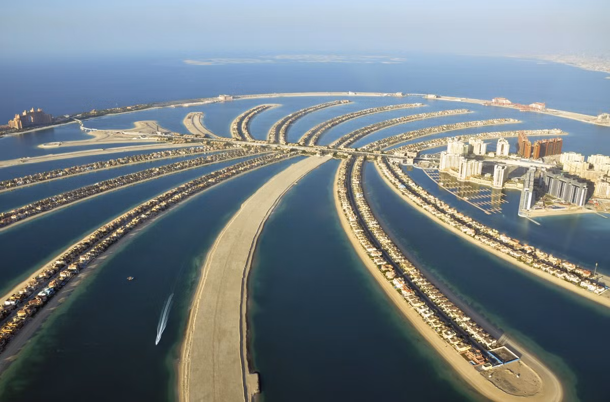 Quần đảo này được xây bởi Nakheel Properties, một nhà phát triển tài sản ở Các Tiểu vương quốc Ả Rập thống nhất. Các hòn đảo này nằm ở ngoài bờ biển của Các tiểu vương quốc Ả Rập thống nhất trong vịnh Ba Tư và sẽ cộng thêm 520km bãi biển cho Dubai. Các đảo được đặt xây với mục đích tăng cường phát triển du lịch cho Dubai. Ảnh là đảo Palm Jumeirah -hòn đảo nhỏ nhất, đã chào đón khách thuê đầu tiên vào năm 2007.