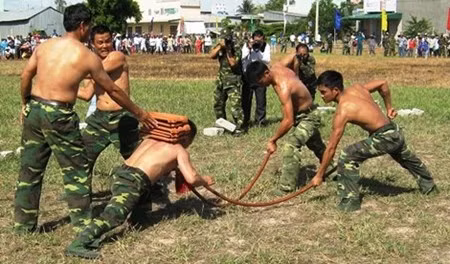 Vận khí công đẩy hai ngọn giáo nhọn và đập ngòi trên lưng.