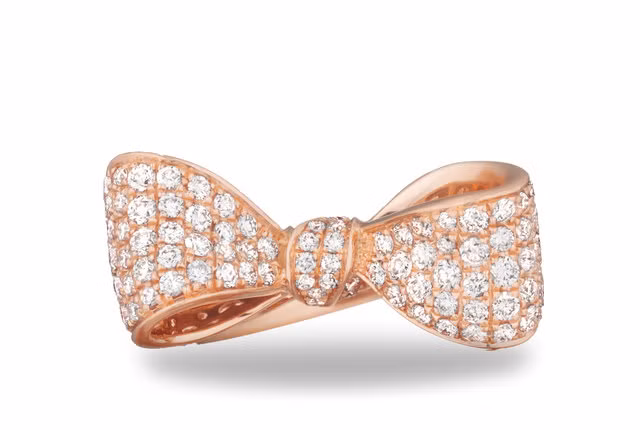 Chiếc nhẫn thuộc kích cỡ trung bình được làm bằng vàng hồng 18 karat. Trị giá của chiếc nhẫn là 19.800 USD (tương đương 450 triệu đồng).