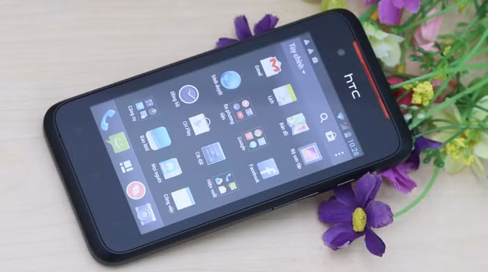 HTC Desire 210 (Giá tham khảo 2,29 triệu đồng): HTC Desire 210 sở hữu kiểu dáng dạng thanh, nhỏ gọn vừa khít trong lòng bàn tay. Máy được trang bị màn hình 4 inch (480 x 800 pixels). Máy cũng có camera phụ VGA, camera chính 5MP (quay video HD) và thỏi pin chuẩn Li-Ion dung lượng 1300 mAh.