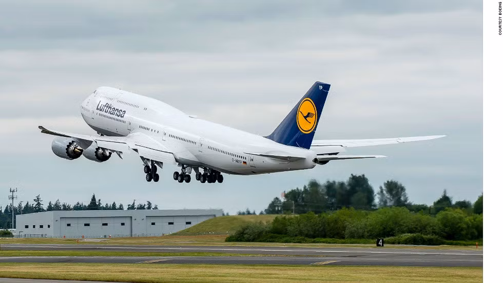 8. Boeing 747: Với kích thước gấp 2,5 lần so với dòng máy Boeing 707 đầu tiên, Boeing 747 mang tính đột phá về kích thước và sức chứa hành khách giúp giảm đáng kể tình trạng quá tải tại các sân bay thời bấy giờ.