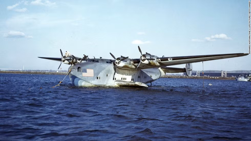 3. Boeing 314, cất cánh lần đầu ngày 7/6/1938: Hãng sản xuất máy bay Boeing đã thiết kế chiếc 314 nổi bật với khoang cabin có kích thước lớn nhất thời bấy giờ. Ngoài ra, Boeing 314 còn có tính đột phá về khoảng cách bay khi trở thành loại máy bay đầu tiên có thể bay xuyên Đại Tây Dương.