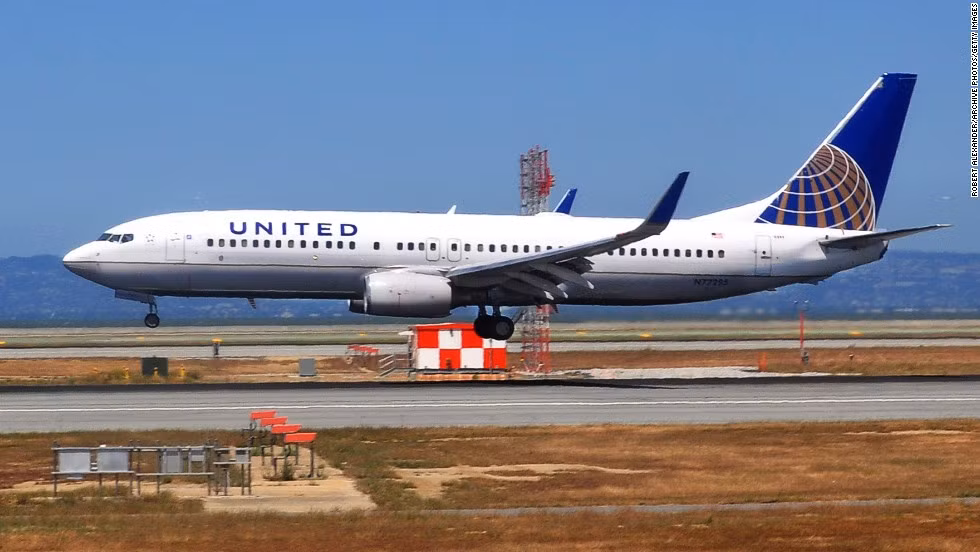 7. Boeing 737: Phiên bản máy bay 737 đã phá vỡ kỷ lục về doanh số bán của dòng phi cơ Boeing 727 trước đó. Hãng Boeing đã cho xuất xưởng tới 6.887 chiếc 737. Điểm nổi bật của loại máy bay này là có số lượng chỗ ngồi lớn hơn và mức độ tiếng ồn giảm mức tối đa.