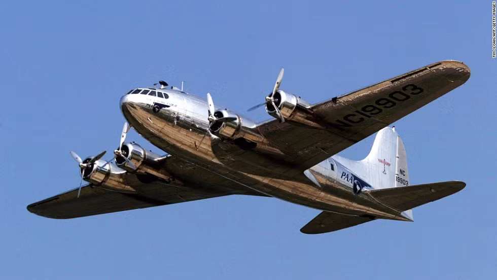 4. Boeing 307 Stratoliner: Boeing 307 đã mang đến rất nhiều cải tiến mới cả trong thiết kế lẫn động cơ. Cabin được thiết kế có thể bay được trong cả thời tiết xấu. Ngoài ra, Boeing 307 còn là dòng máy bay chở khách tiện nghi đầu tiên với phòng ngủ, 2 phòng tắm và một khu vực sảnh rộng rãi.