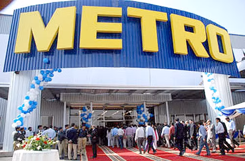 Đến năm 2002, Metro bắt đầu tấn công thị trường châu Á: Mở cửa hàng đầu tiên ở Nhật Bản và Việt Nam.
