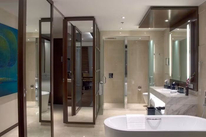 Phòng tắm hiện đại trong phòng khách sạn mà Kenny G lựa chọn khi tới Việt Nam biểu diễn.