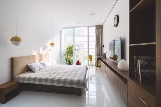 Phòng ngủ được bố trí ở mặt trước và sau hướng ra ban công và sân sau ngôi nhà cùng với một phòng làm việc.