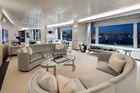 2. Căn hộ Royal, giá 48,5 triệu USD: Tọa lạc ở khu Upper West Side siêu đắt đỏ ở Manhattan (Mỹ), căn hộ này rộng tới gần 1.000m2 với cách kết hợp 6 khu riêng biệt trên ba tầng. Royal gồm 4 phòng ngủ và 10 phòng tắm, hầu hết các phòng đều nhìn ra sông Hudson. Căn hộ sang trọng này còn có cả một hệ thống spa riêng, hai bể cá nước mặn khổng hồ, một quầy sushi bar, phòng bếp hạng sang và cả phòng hút xì gà. Nó được cho là đang thuộc sở hữu của một hoàng tử Saudi, nhưng chưa ai thấy đại gia này ở nhà bao giờ.