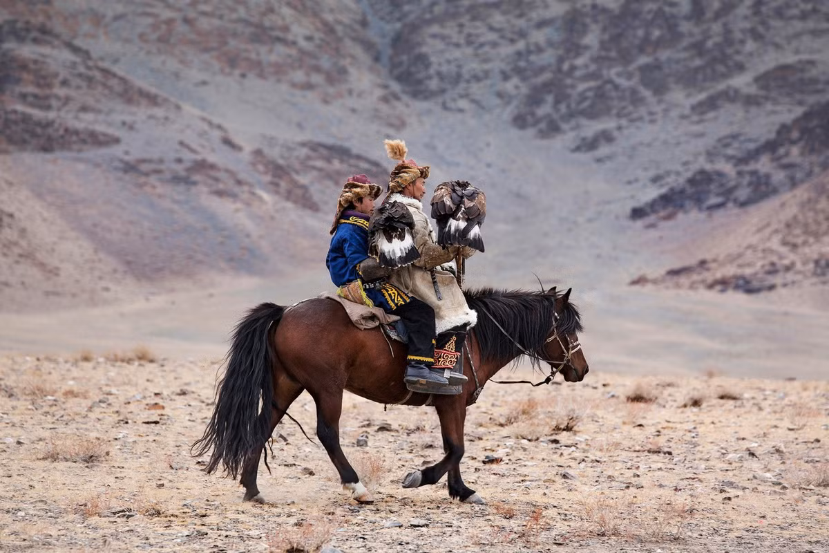 Người Kazakh lưu truyền nghề thuần dưỡng đại bàng từ đời này sang đời khác.