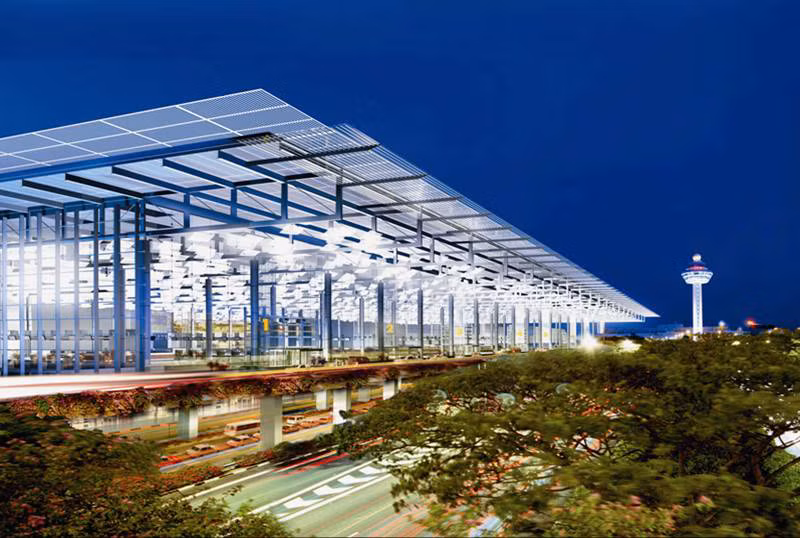 Bên cạnh đó, sân bay Changi cũng giành giải sân bay tốt nhất về tiện nghi giải trí, nhờ trang bị đầy đủ các tiện ích dành cho hành khách quá cảnh tại đây như phòng chờ thanh nhạc, hồ bơi, khu giải trí, khách sạn...