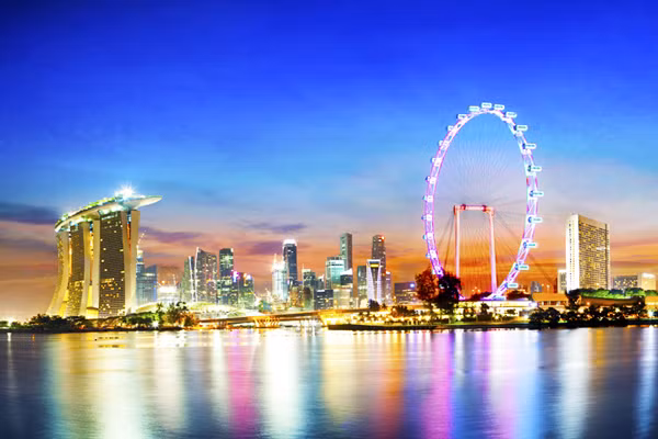 Vòng quay khổng lồ: Với nỗ lực nhằm thu hút khách du lịch, Chính phủ Singapore đã xây dựng một vòng đu quay khổng lồ mang tên Singapore Flyer với chi phí 143 triệu USD. Singapore Flyer cao 178 m tương đương chiều cao một tòa nhà 45 tầng. Vòng đu quay có 28 toa, mỗi toa chở được 25 người, quay mỗi vòng mất 37 phút.