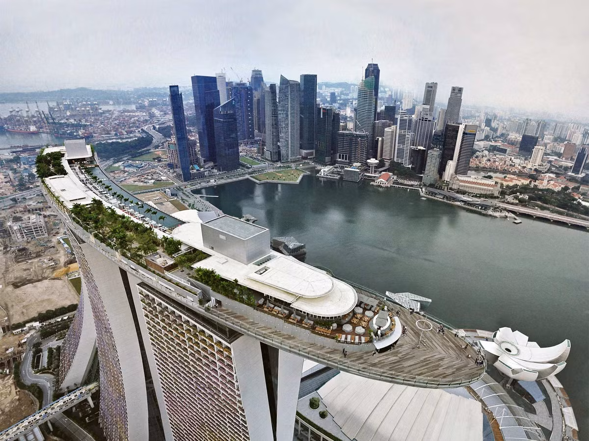 Nằm trên đỉnh của ba tòa tháp khách sạn Marina Bay Sands là Công viên Sands SkyPark mang hình dáng một con tàu khổng lồ, mang đến cái nhìn toàn cảnh 360 độ về phía chân trời Singapore. Công viên này là một ốc đảo nhiệt đới rộng 1,2 ha, cao hơn tháp Eiffel, với hơn 600 loài thực vật. Ngay cạnh công viên là một bể bơi ngoài trời lớn và cao nhất thế giới.