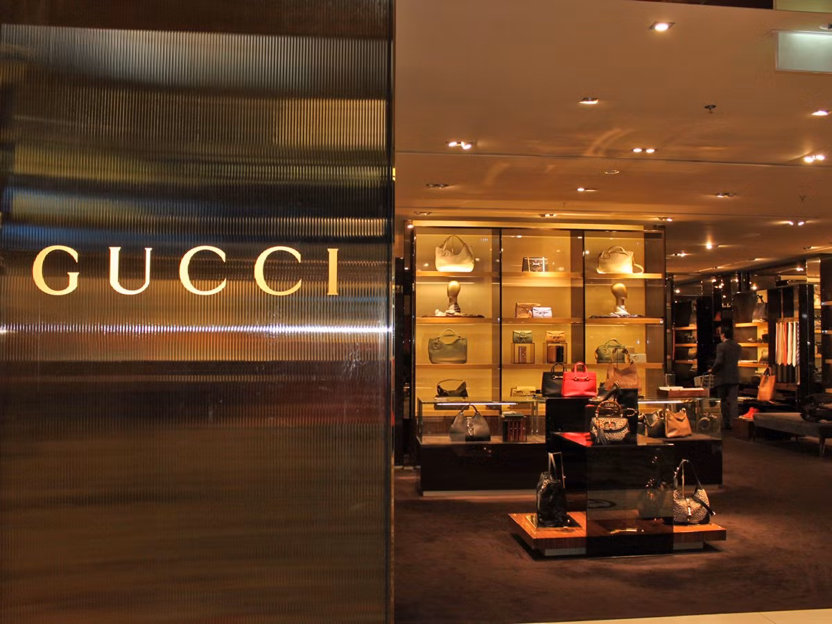 Sân bay Changi còn có rất nhiều cửa hàng cao cấp như Gucci, Burberry và Hermes... để du khách tranh thủ mua sắm trong khi họ chờ đợi chuyến bay.