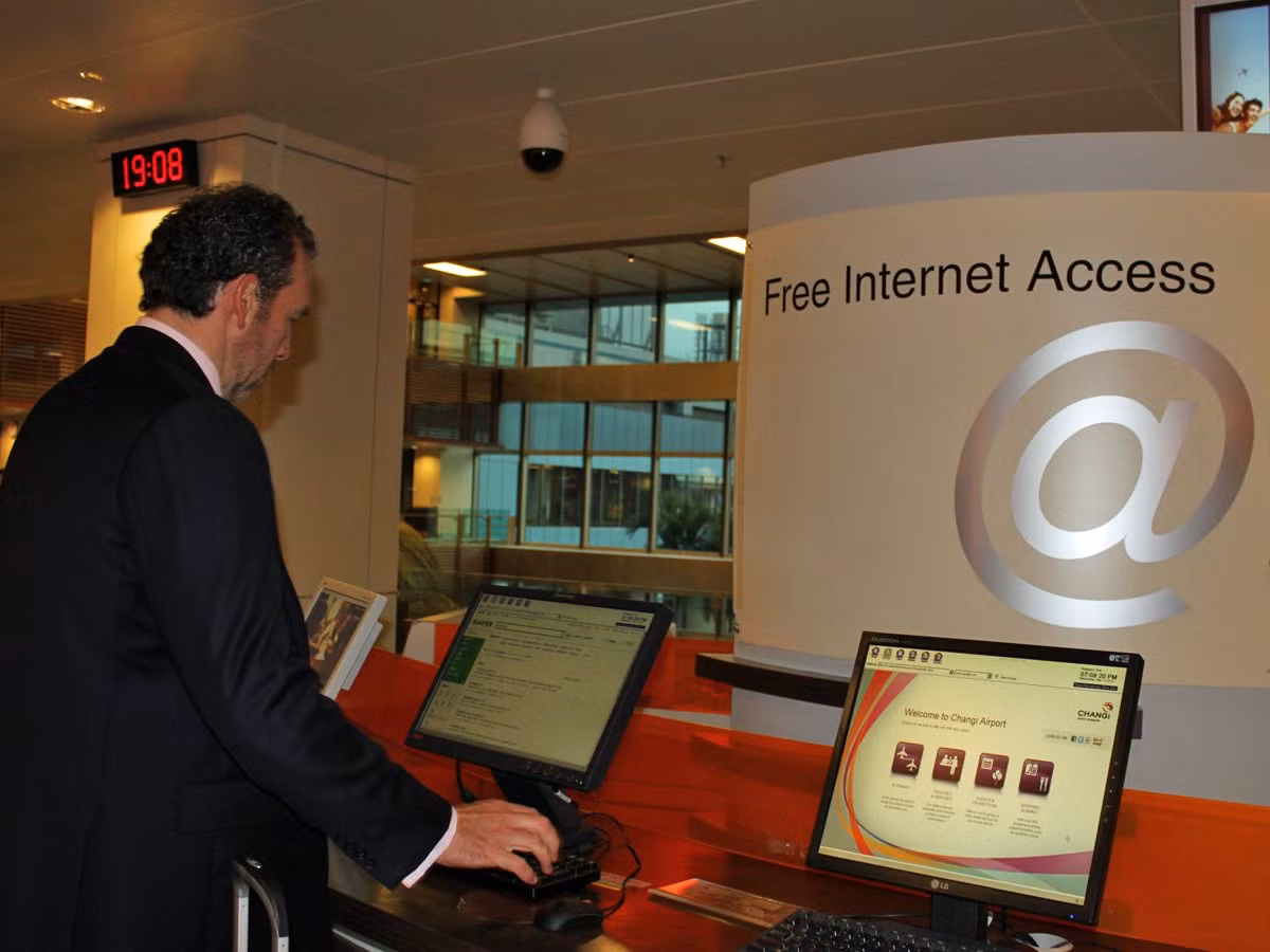 Các thiết bị máy tính để truy cập Internet miễn phí nằm rải rác khắp sân bay để hành khách tiện liên lạc.