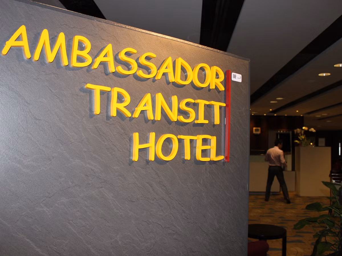 Mỗi nhà ga của sân bay Changi đều có một khách sạn Ambassador Transit để du khách có thể nghỉ ngơi sau chuyến đi mệt mỏi. Mỗi khách có thể thuê phòng trong thời gian tối thiểu 6 giờ. Giá phòng cho 6 giờ đầu tiên là 76 USD và tính phí phát sinh nếu nghỉ thêm giờ.