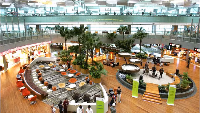 Đây cũng là lần thứ 6 sân bay Changi của Singapore giành được danh hiệu sân bay tốt nhất thế giới do Skytrax bình chọn. Bên cạnh đó, sân bay Changi cũng giành giải sân bay tốt nhất về tiện nghi giải trí, nhờ trang bị đầy đủ các tiện ích dành cho hành khách quá cảnh tại đây như phòng chờ thanh nhạc, hồ bơi, khu giải trí, khách sạn...