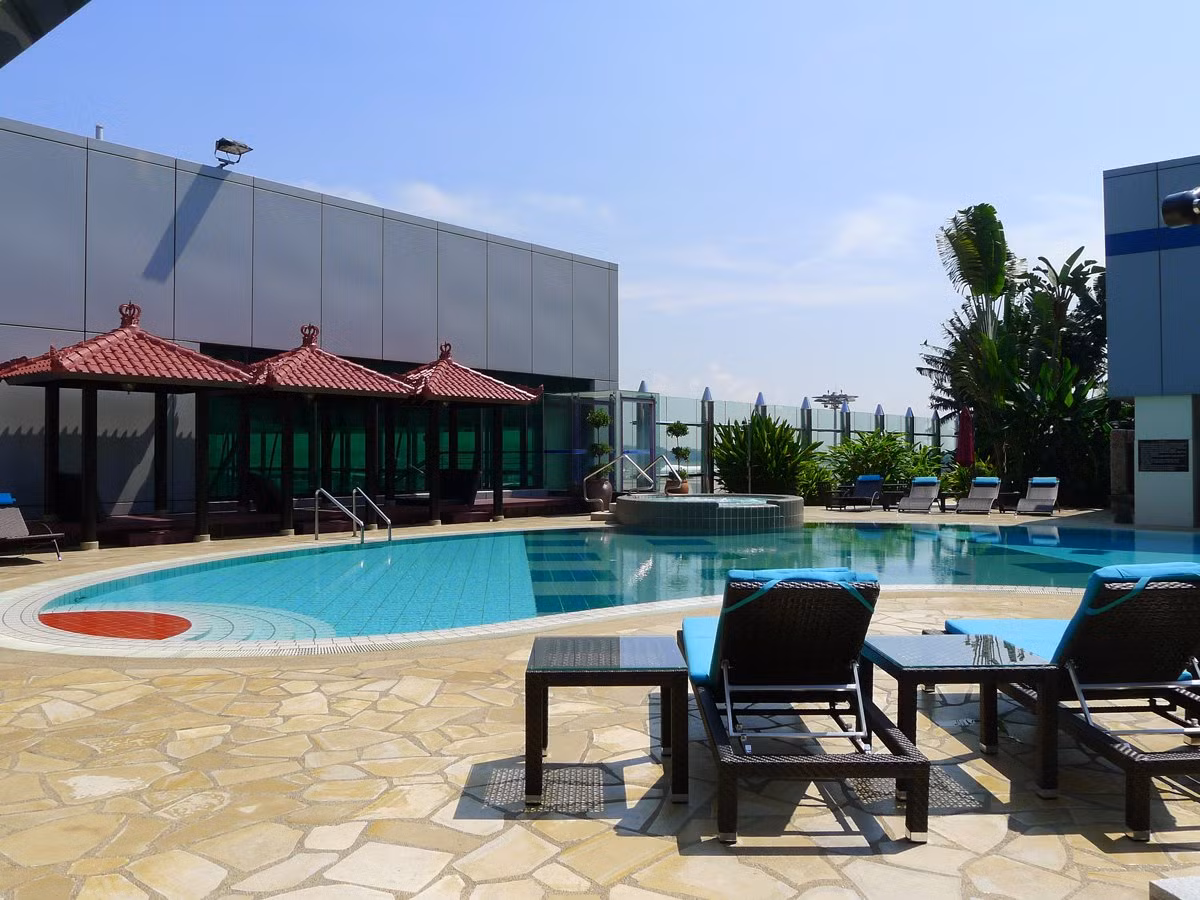 Bể bơi ngoài trời trên sân thượng nằm trong nhà ga Terminal 1 của sân bay tốt nhất thế giới.