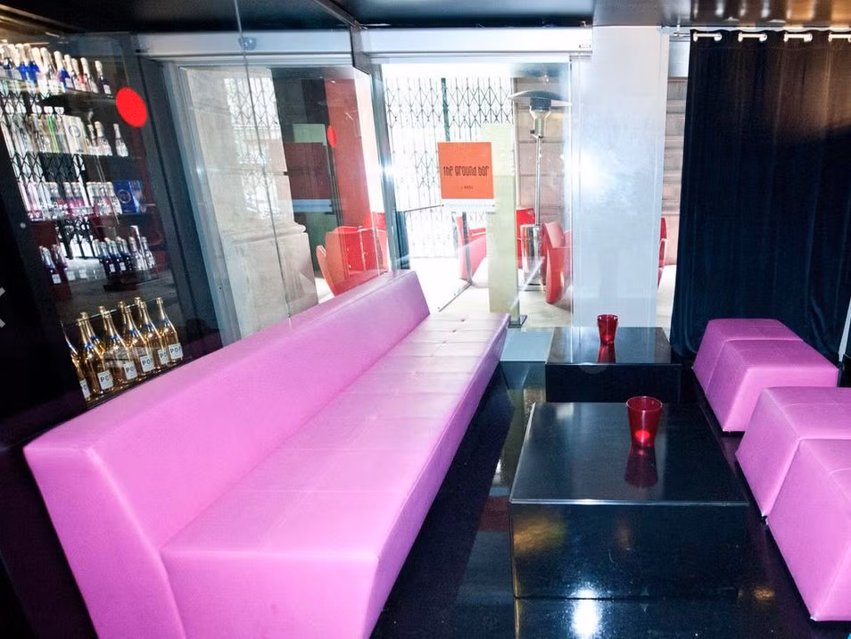 Axel Hotel, Barcelona (Tây Ban Nha): Khách sạn này 105 phòng này được đánh giá là một điểm đến giản dị và thân thiện với các khách hàng đồng tính. Tiện nghi của Axel Hotel bao gồm một trung tâm thể dục hàng đầu, hồ bơi và quầy bar trên sân thượng và spa thư giãn.