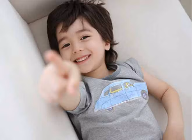 Sự tinh nghịch của cậu bé Hàn Quốc đẹp trai cũng là điểm khiến fan thích thú.