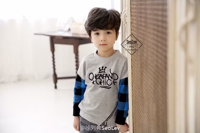 Theo Sina, Seo Lev là nhóc tỳ được dân mạng quốc tế chú ý trong những ngày gần đây. Seo mang hai quốc tịch Nga - Hàn, được yêu mến nhờ khuôn mặt đẹp “đến từng mi-li-mét".