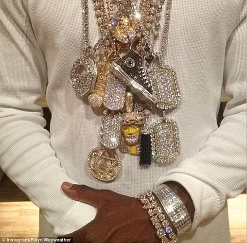 Có lúc, tay đấm Mayweather còn chi tới 2 triệu USD để mua những món trang sức đắt tiền.