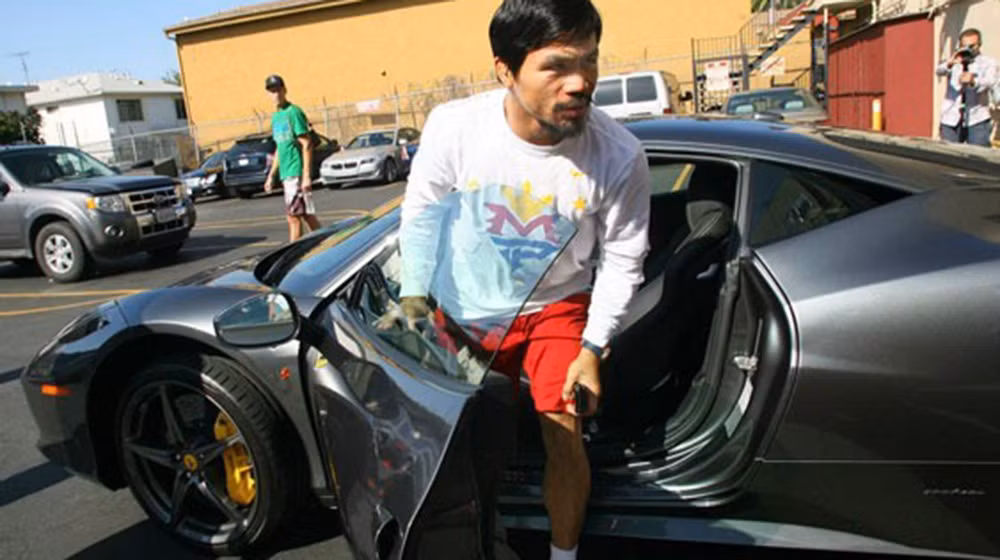 Ngoài dinh thự xa hoa, Pacquiao còn sở hữu một gara gồm 22 chiếc xe trong biệt thự tại Los Angeles. Bộ sưu tập xe hơi này gồm chiếc Ferrari 458 Italy, Mercedes-Benz SL550 màu đen mun similarly, Mercedes SLK, một chiếc Hummer bọc thép, Porsche Cayenne Turbo, Lincoln Navigator...