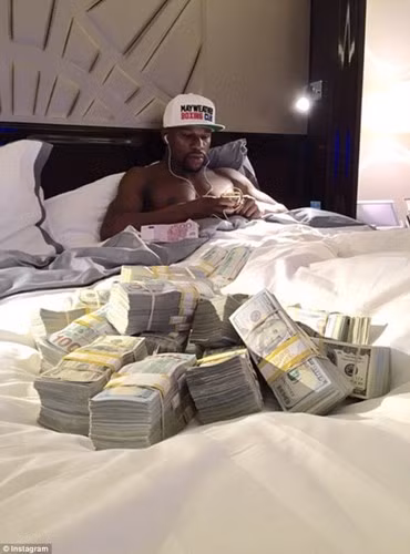 Tay đấm Mayweather thường xuyên khoe tiền và những tài sản đắt giá của mình bằng cách đăng ảnh trên mạng xã hội.