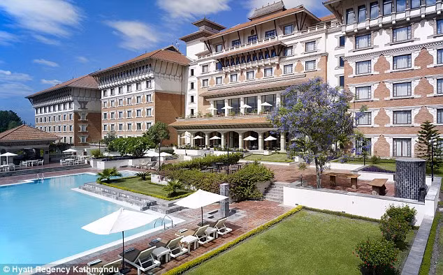 Việc Hyatt Regency chỉ giúp “một vài người giàu và người phương Tây "tìm kiếm nơi trú ẩn” đã khiến rất nhiều người bức xúc. Hyatt Regency là khách sạn 5 sao ở Nepal sang trọng với 280 phòng nghỉ và các dịch vụ cao cấp.