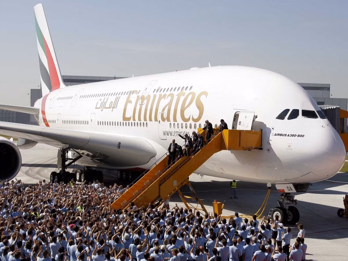 Emirates, một hãng hàng không có trụ sở tại Dubai, Các Tiểu vương quốc Ả rập Thống nhất. Dù là một hãng bay trẻ nhưng Emirates đã được chấm 7 sao cả về chất lượng dịch vụ và độ an toàn.