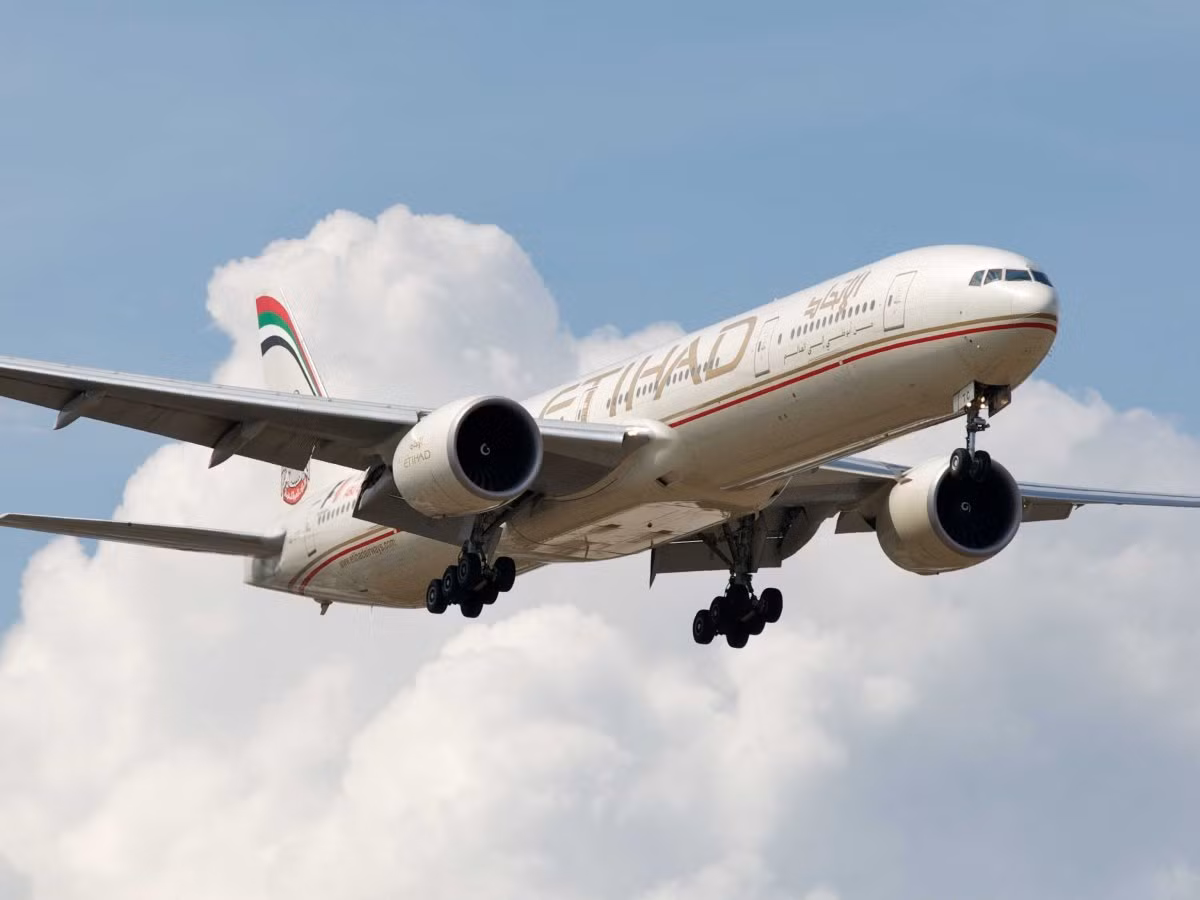 Etihad Airways, hãng hàng không quốc gia của Abu Dhabi, Các tiểu vương quốc Ả Rập thống nhất. Trong năm 2015, Etihad Airways sẽ nhận hai mẫu máy bay chở khách hiện đại nhất thế giới là Airbus A380 và Boeing 787-9. Nhờ những trang bị hiện đại và dịch vụ an toàn, Etihad Airways đã lọt vào danh sách những hãng bay an toàn nhất năm 2015.