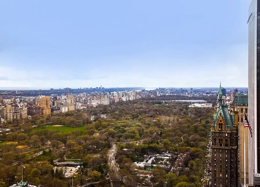 Căn hộ triệu đô mới của ngôi sao bóng đá Bồ Đào Nha nằm trong tòa nhà Trump Tower tạo lạc tại Fifth Ave, một trong những con phố sầm uất nhất Manhattan.