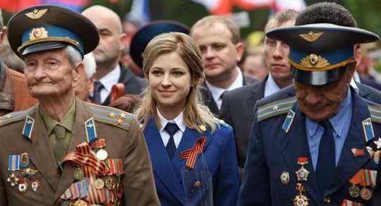 Natalia Poklonskaya (giữa) dẫn đầu đoàn công tố Crimea.
