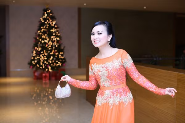 Hà Phương gây chú ý với bộ đầm lộng lẫy của thương hiệu Elie Saab có giá 10.000 USD (khoảng hơn 200 triệu đồng). Ngoài ra, cô còn kết hợp cùng một chiếc túi xách hàng hiệu đắt tiền.