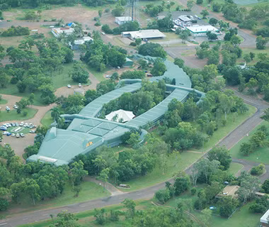 Tòa nhà Gagudju Crocodile Holiday, thuộc công viên quốc gia Kakadu ở Australia, có thiết kế giống một chú cá sấu đang nằm phơi mình.