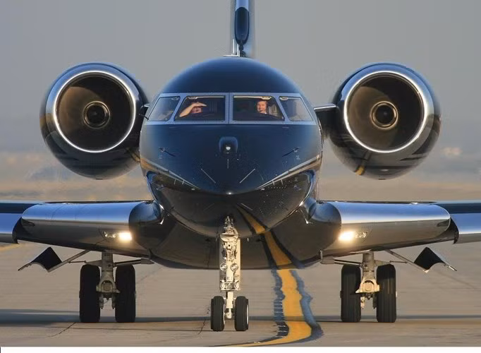 Ông cũng là chủ nhân của chiếc Global Express BD-700, trực thăng tư nhân của hãng Bombardier, một trong những nhà sản xuất máy bay tư nhân cao cấp hàng đầu thế giới. Nó có giá 45 triệu USD.
